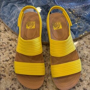 Reef Yellow Water Vista Sandals Size 9